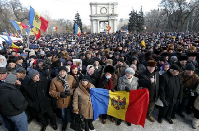 15 000 молдовци излязоха по улиците с искане за предсрочни избори