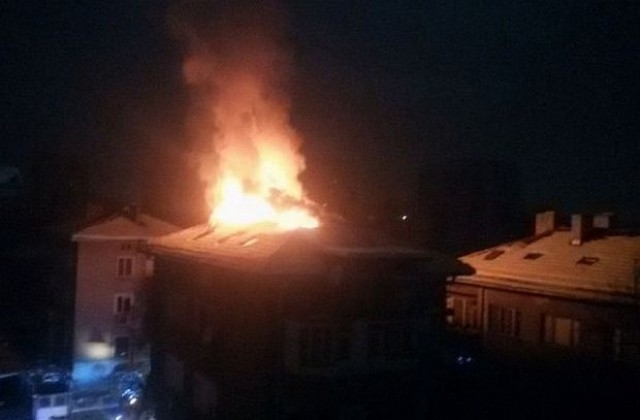 Пожар изпепели етаж от кооперация в Пловдив (СНИМКА)