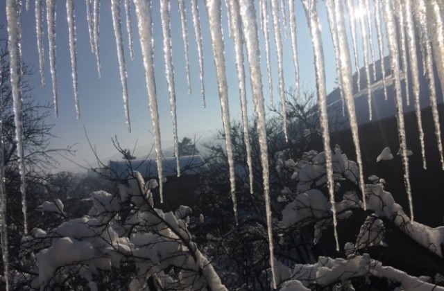 Затоплянето идва с предупреждения за още студ в 17 области в страната