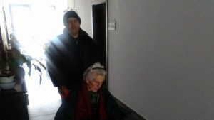 Син остави над 5 часа болната си майка на грижите