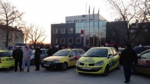 Таксиметрови шофьори се бият заради дъмпинг