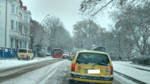 Автобус аварира на спирка и затрудни трафика