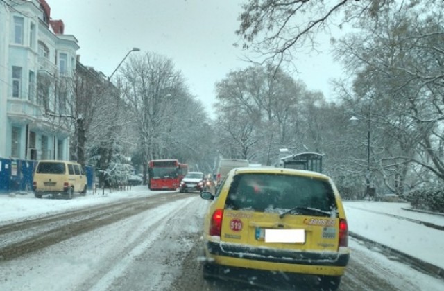 Автобус аварира на спирка и затрудни трафика