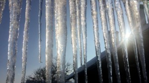 Предупреждават за опасност от падащи ледени висулки