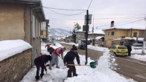Младежи от ГЕРБ почистиха снега около училището и детската градина