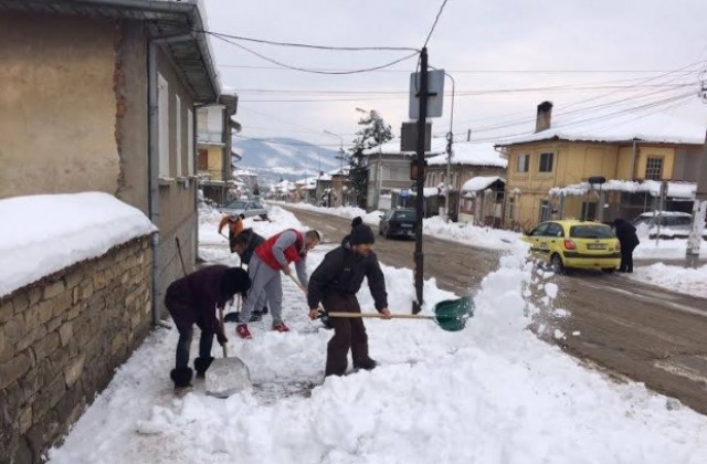 Младежи от ГЕРБ почистиха снега около училището и детската градина в Дебелец
