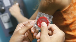 Умна машина за презервативи пуска продукти само на трезвени клиенти