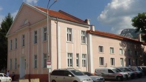 Дама зарадва деца с ценен подарък