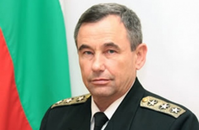 Пенсионират началника на отбраната Румен Николов