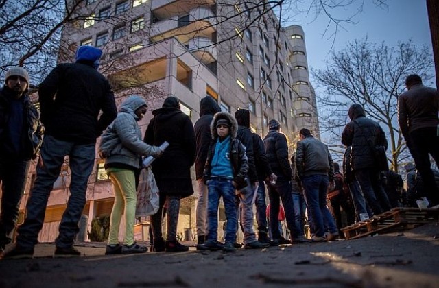 Млад бежанец почина, чакайки дни наред на опашка в Берлин