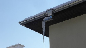 Глобили стотици за непочистени от снега тротоари и висулки в