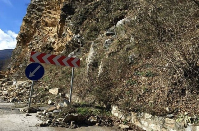 Десетки ограничения по пътищата в Смолянско, затоплянето предизвика срутвания и пропадания