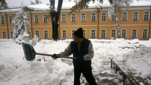 Граждани ръководители на институции и фирми имат задължения към зимната