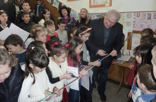 По дизайн на учениците от НУ „Отец Паисий откриха обновената училищна библиотека