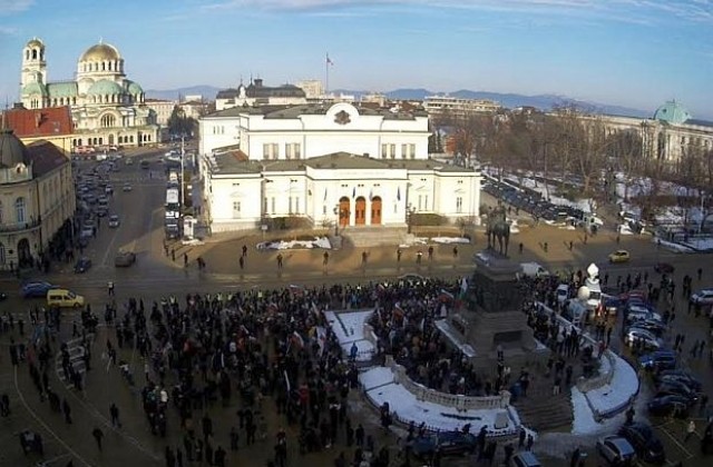 Стотици пред парламента поискаха оставка на кабинета
