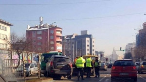 Джип кацна върху ограда на столичен булевард