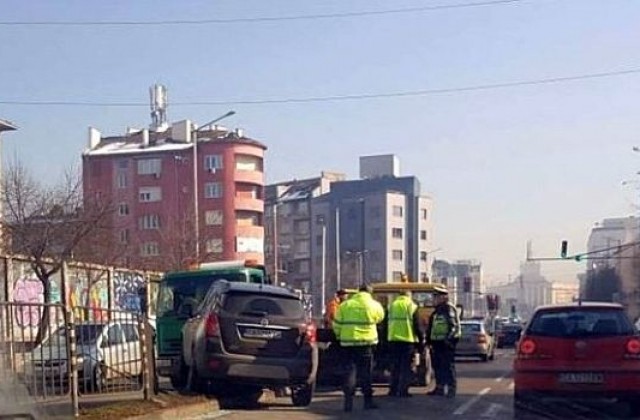 Джип „кацна“ върху ограда на столичен булевард