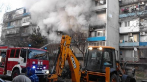 Евакуираха хора от горящ блок мъж пострада