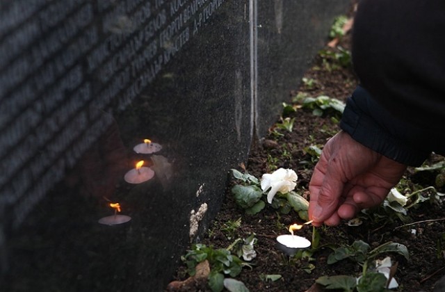 С панихида в Ловеч отбелязват Деня за почит към жертвите на комунизма