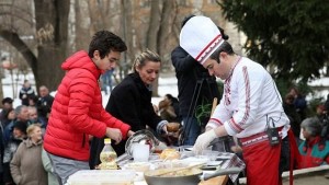 Иван Звездев забърка кавърма за 500 човека в Перник в