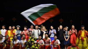 Над 2000 великотърновци отбелязаха посрещането на китайската Нова година СНИМКИ