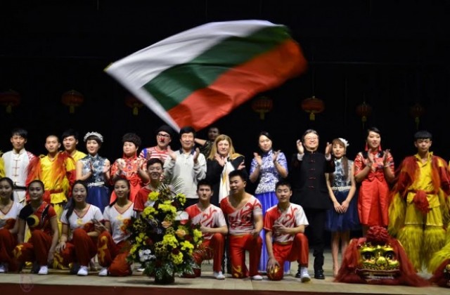 Над 2000 великотърновци отбелязаха посрещането на китайската Нова година (СНИМКИ)