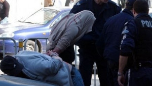 Задържаха под стража двама извършители на грабеж при опасен рецидив