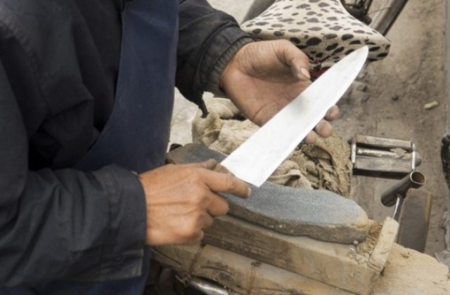 Бездомник извади нож на човека, който го подслонил