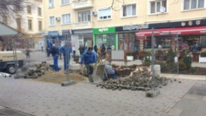 Ремонтират увредена настилка по пешеходната зона до Стария бряст в