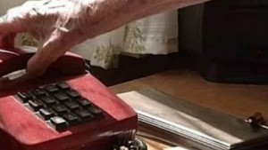 Телефонни измамници отмъкнаха 2 500 лева от шуменски баби