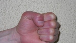 Арестуваха властен мъж който обичал да показва мускули в семейна