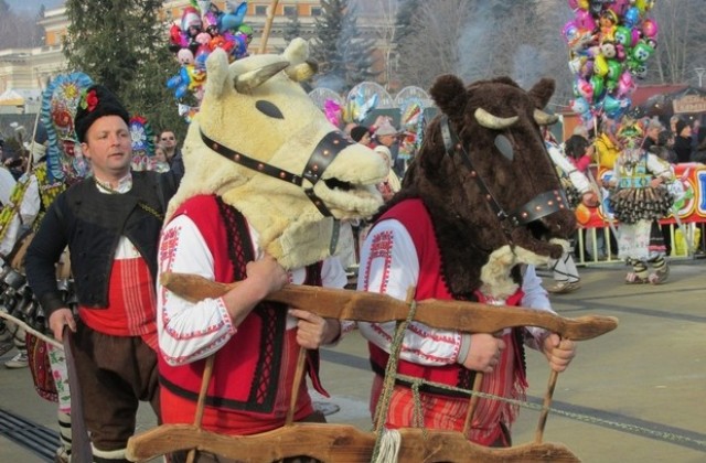 Кукерите от Зимница със златна маска от фестивала в Перник