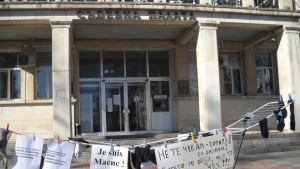 Оправдаха автора на чорапения протест Той Оскверних чорапите