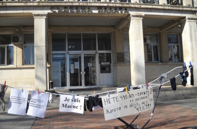 Оправдаха автора на „чорапения протест”. Той: „Оскверних чорапите”