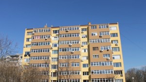 От първия саниран блок в Димитровград сигнализират Покривът тече