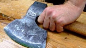 Кметски наместник се оттеглил след като забили брадва в бюрото