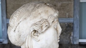 Откриха лаптоп изваян в древногръцка статуя