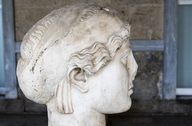 Откриха лаптоп, изваян в древногръцка статуя?