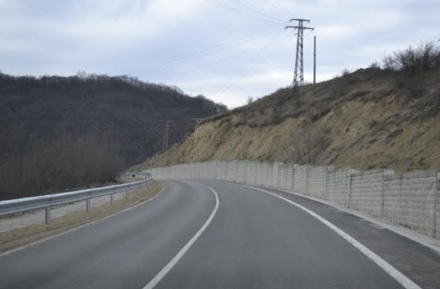 Общинският път между В. Търново и Дебелец е с нов асфалт, изграждането на трасето приключва напролет