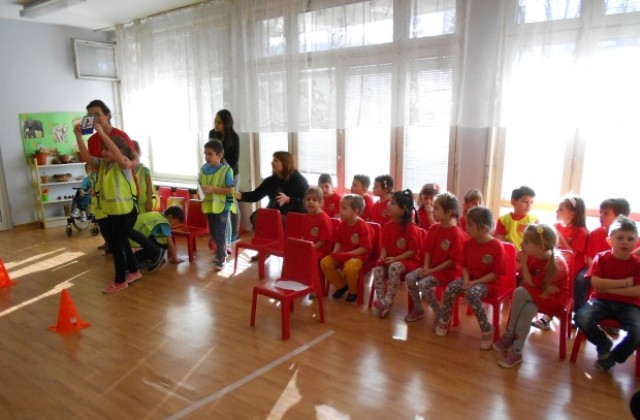 Деца от ЦДГ Зора се учиха да пресичат правилно