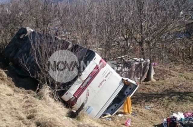Камион причинил катастрофата с наш автобус в Македония