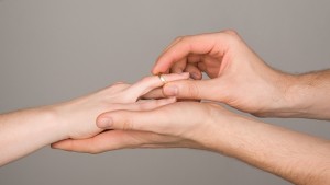 Влюбен мъж ще изненада любимата си с предложение за брак