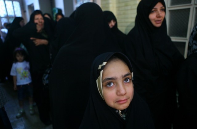 Все повече малки момиченца се омъжват насила в Иран