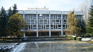 Таня Русева представя свой картини рисувани върху коприна