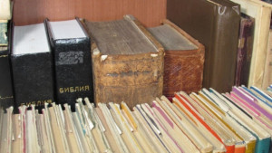 Акад Кендеров дари 267 книги на библиотеката в Пазарджик