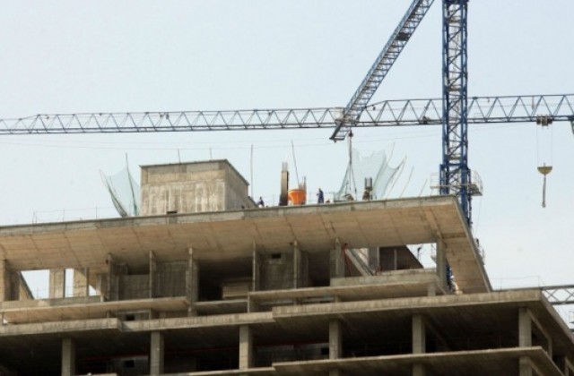 Работник падна от строително скеле