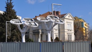 Монтираха соларните дървета на Тройката галерия
