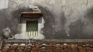 Всеки пети млад българин живее в лоши условия на дома