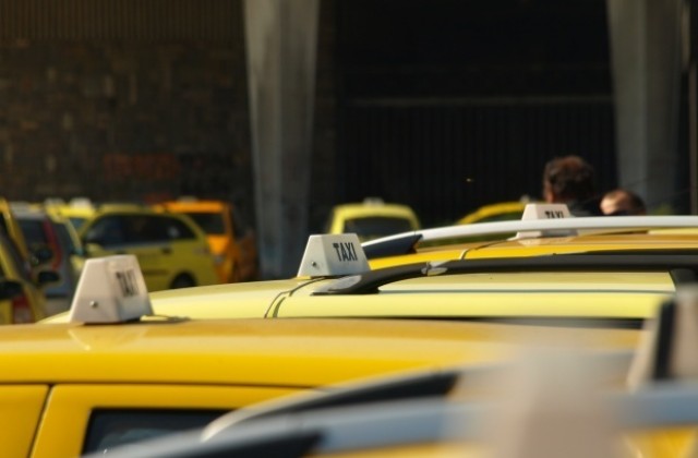 Таксиметрови шофьори искат минимална цена от 1,25 лв за километър