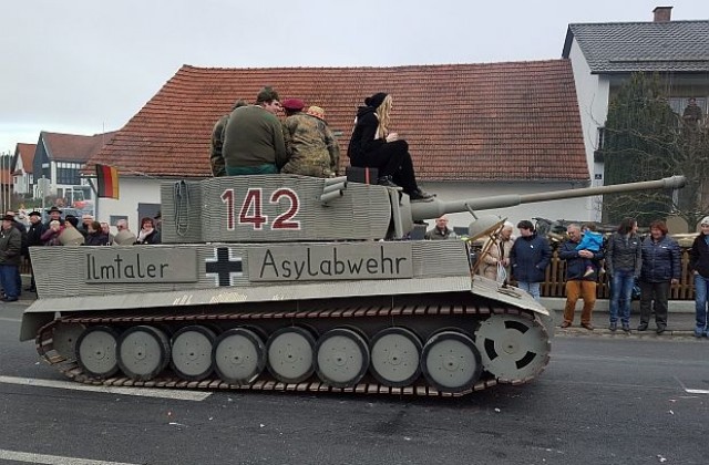 Германия разследва нацистки танк с надпис Сили за защита от бежанците